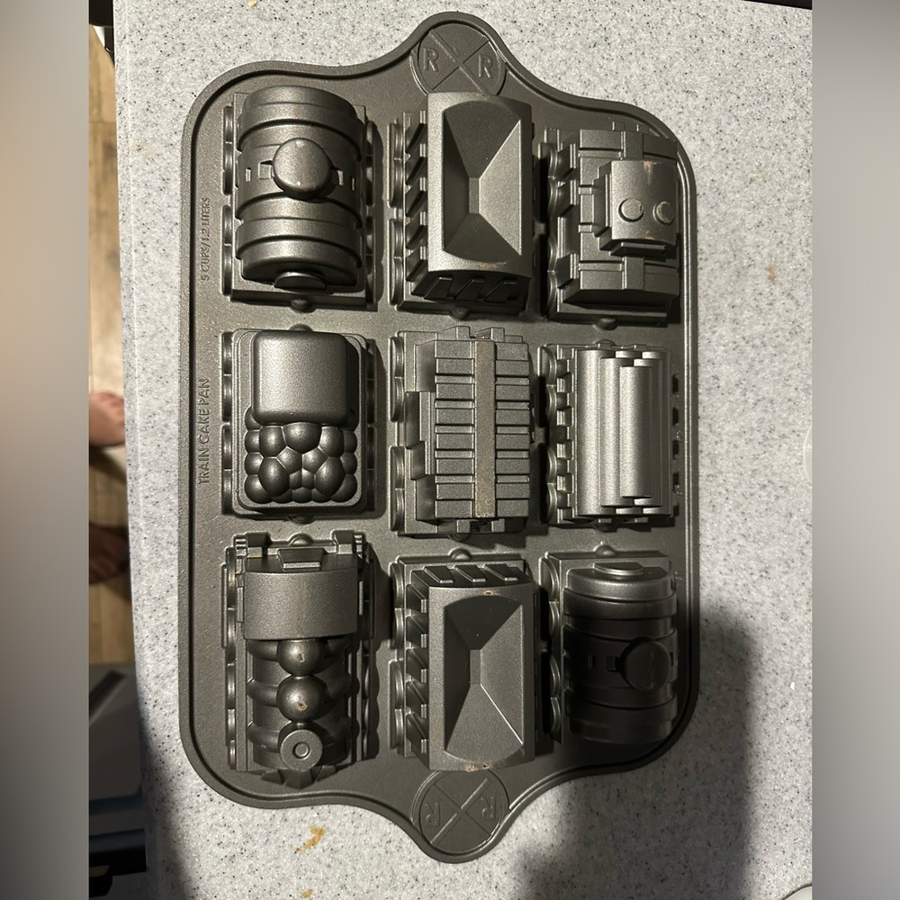 Train baking pan